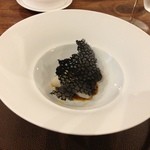 ★7.5平貝と菜の花のヅィミーノ　イカ墨のチュイル(リグーリア)