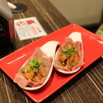 焼肉屋 かねちゃん 至粋亭 - 一口炙り和牛のウニ添え 一個 400円