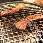 焼肉屋 かねちゃん 至粋亭 - 焼ける和牛サガリ