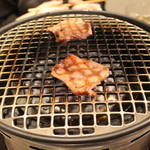 焼肉屋 かねちゃん 至粋亭 - 焼ける和牛タン