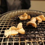 焼肉屋 かねちゃん 至粋亭 - 網の上の豚ホルモン