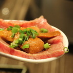 焼肉屋 かねちゃん 至粋亭 - 一口炙り和牛のウニ添え １個 400円