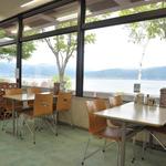 諏訪湖サービスエリア（下り線）レストラン湖彩 - 落ち着いた雰囲気でお食事されたい方にはレストランがオススメです。お子様連れでも安心。窓側のお席は競争率高めなのでお早目にＧＥＴしてください。