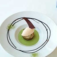 ブラッスリー ポール・ボキューズ 大丸東京 - 暖かい抹茶のビスキュイ とろけるミルクチョコレート冷たい抹茶のソース芳醇なグラスヴァニーユ