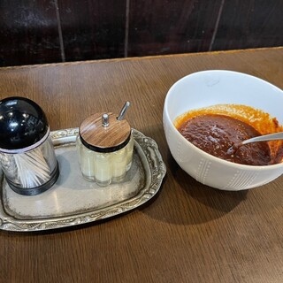 焼肉五番館 - 料理写真:卓上の調味料（にんにく、ヤンニンジャン）