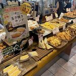 りくろーおじさんの店 - 料理写真:パンショーケース