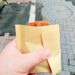 山重精肉店 - 定番の封筒色の紙袋です。