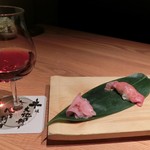 Tajimaya - 三角握り寿司(上バラ)880円。赤ワイングラスで、800円。＜2015年4月＞