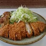 とんかつ美よし - 常連メニュー 揚げ焼売＆とんかつ定食　800円。揚げ焼売ととんかつのコラボ。一度蒸した焼売を揚げることで外はカリっと中はふっくらとなり、楽しい食感を味わえます。お勧めの一品です。