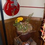 暖簾をくぐって直ぐ左手です。楽食酒家　epice　と壁に書かれています。そしてギターが。後で話しを聞くとオーナーはギターを弾くそうです。