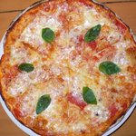 epice - マルゲリータです。生地は自家製だそうです。いい色に焼けてますよね。