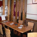 epice - 店内の風景です。カウンター席から入口方面を撮ってます。木を上手く使っていますね。木を見ると安らぎます。