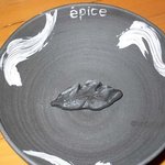 epice - 器と箸置きです。実はこの作品はオーナーのお母さんが作ったものだそうです。いい感じで仕上がっていますよね。
