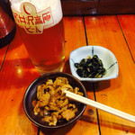 わかどり - 地ビールは軽井沢高原ビール
            つまみは「にこみ」
            奥はつきだしのくらかけ豆（通称のり豆）これも大好き