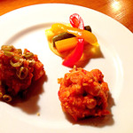 未来カレー こりす - ちょっとずつセット（650円）。写真は、チキンピックル（左）、トルシー（上：パキスタン風ピクルスのこと）、ひよこ豆のラタトゥイユ（右）。どれも美味いですが、予想外のトルシーが特に◎。