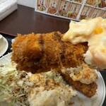 大衆食堂まるふく - タルタルソースたっぷりのエビフライをガブリ