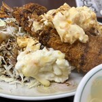 大衆食堂まるふく - 大きなエビフライです