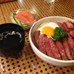 プチレストラン　ぱーとな - ステーキ丼、ミニサラダ、ワカメスープ付き