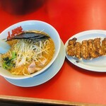 ラーメン山岡家 - 料理写真:特製味噌ネギラーメンと餃子