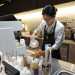 タリーズコーヒー - ドリンク写真:アイス・ティーを注いで・・
