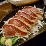 酔い処 誠 - カツオのたたきガーリックソース
マスターお薦めの逸品！
先ずはそのまま何も浸けずに食べてみてとの事、おお！これは美味い♪
薬味つけても旨いし、醤油は言わずもがな(ʃƪ＾3＾）
良いカツオでした。