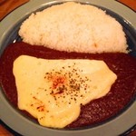 Mouyan Kare - チーズカレー1200円↓
                        大量の野菜をグツグツ溶かし込んでいるそうで、ドロリとしてコク深い。いやあ、美味しい。ワインとカレーの意外な相性の良さを教えられました。
                        辛さを20(最大)にしましたが唐辛子に全く負けてません。ココイチなら8辛。
                        ジャガイモ、らっきょう、高菜、ルイボスティー、コーヒーが追加料金なしのサービス。昼は1000円でビュッフェ形式だそうです。