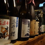 Kakurega - カウンターに並ぶ厳選地酒
