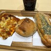 ビゴの店 - チキンカレークロワッサン385円
レーズンバンズ133円
ガーリックフランス385円