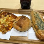 ビゴの店 - チキンカレークロワッサン385円
レーズンバンズ133円
ガーリックフランス385円