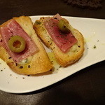 SLOTH - カナッペ生ハムとゴルゴンゾーラ