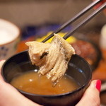 ICHIYA - セットのお味噌汁には魚のアラがタップリ。