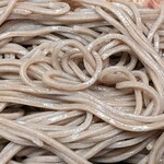 おらが蕎麦 - おらが蕎麦 ヤエチカ店 山菜とろろそばの冷たく〆られてコシがある挽ぐるみの細切り蕎麦