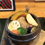 燻製とスパイスカレー けむり - 料理写真:燻製チキンと7品目野菜スープカレー¥1350、ご飯大盛り¥200、ビンビール（小）¥600