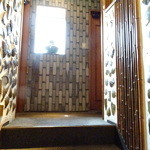 咸亨酒店 - 店内の階段で2F席へ