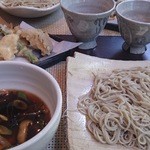 ゆるりの森 - 暖かいキノコお蕎麦と天ぷら