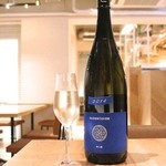 森の机 - ワイングラスで日本酒を。