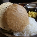 ジャド プール - 【2015年05月】ランチ・ミールスの左がパパド、右がプーリ。