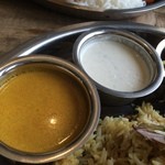 【2015年05月】チキンビリヤニ・ランチの左がビリヤニグレービー、右がライタ。