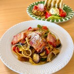 カフェパピエ - 料理写真:日替わりトマトソースパスタ＆ドライカレーサンドイッチ