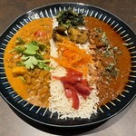 さんぽ屋 - 料理写真:ホタテココナッツカリーとポークビンダルーの2種盛