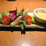 酒とそば まるき - アスパラの黄身酢がけ