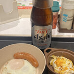 松屋 - 料理写真:アサヒスーパードライ瓶ビール＋ソーセージエッグ＋炙りチーズポテト
