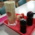 平田食事センター - ジョッキの箸立てと調味料