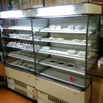 平田食事センター - 一皿料理（冷蔵棚）