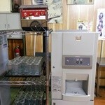 平田食事センター - お冷はセルフサービス（コップはワンカップ）