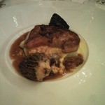 ル・ブルギニオン - 温かい前菜：フォアグラのソテー、網かさ茸添え　ホワイトアスパラガスの上にはスクランブルエッグ、その上にソテーされたフォアグラが載っています。