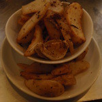 八十郎 - 香草とアンチョビ風味のポテトフライです。