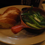 八十郎 - 海老のアヒージョですが、大量のネギでビックリ！