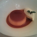 ル・ブルギニオン - デザート：２つめ　パプリカのプリンとバニラのアイス