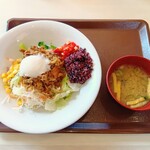 すき家 - 料理写真:お食事牛サラダ(温玉トッピングと味噌汁)